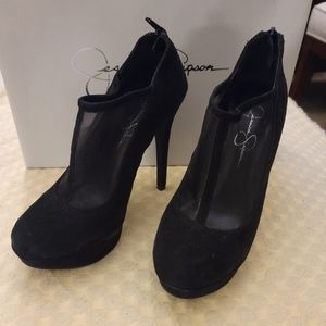 The perfect black pumps.